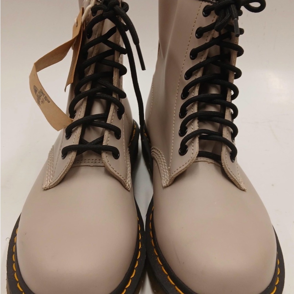 Doc / Dr. Martens Men’s Vintage Taupe Smooth Leather Size US Men’s 10